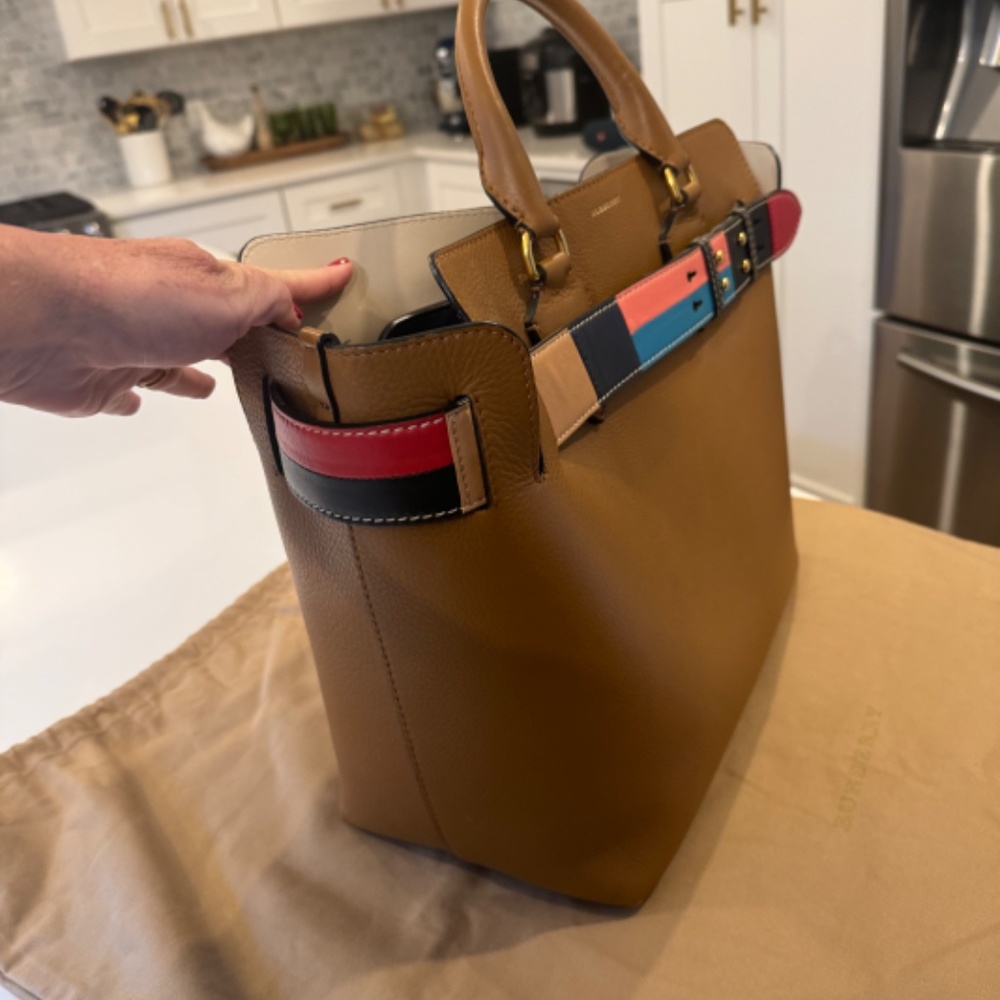 Burberry Belt Tote - Picture 4 of 9